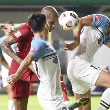 爱游戏APP-足球联赛中发生激烈的对决，球员实力有所突破()