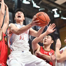 爱游戏体育-激烈对抗在场上上演，球员们拼尽全力()